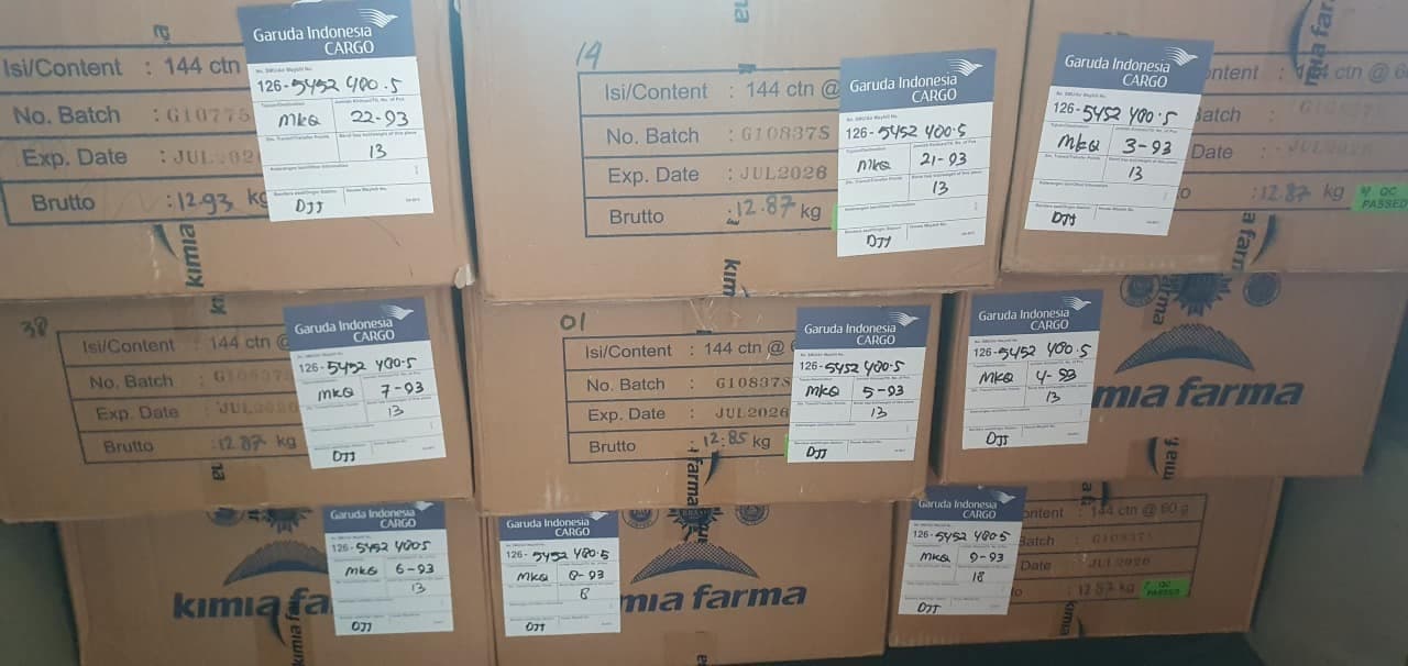 Kargo berlabel resmi Garuda Indonesia Cargo dengan nomor AWB