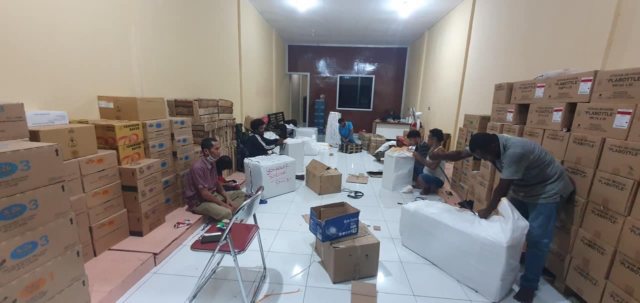 Tim packing PJR menyiapkan kiriman hingga malam hari